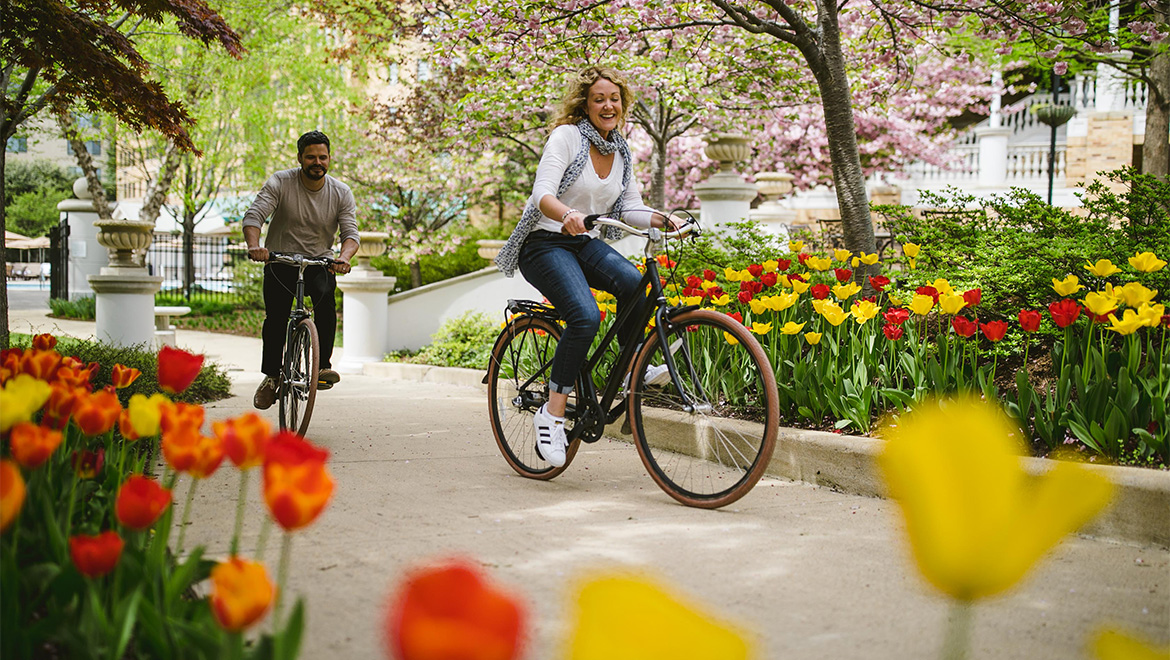 couple biking 