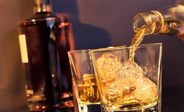 Whiskey pour