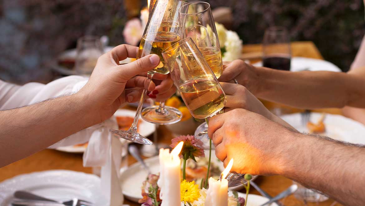 Friends cheersing champagne glasses