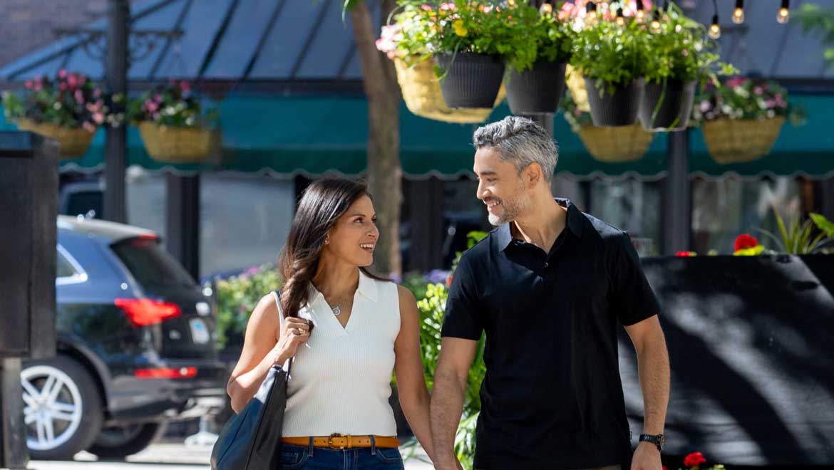 Couple strolling in Chicago