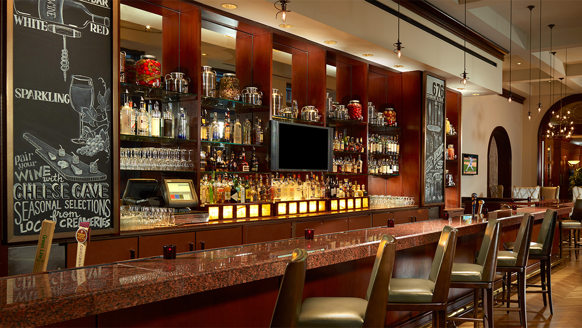 676 Lounge - Omni Chicago Hotel