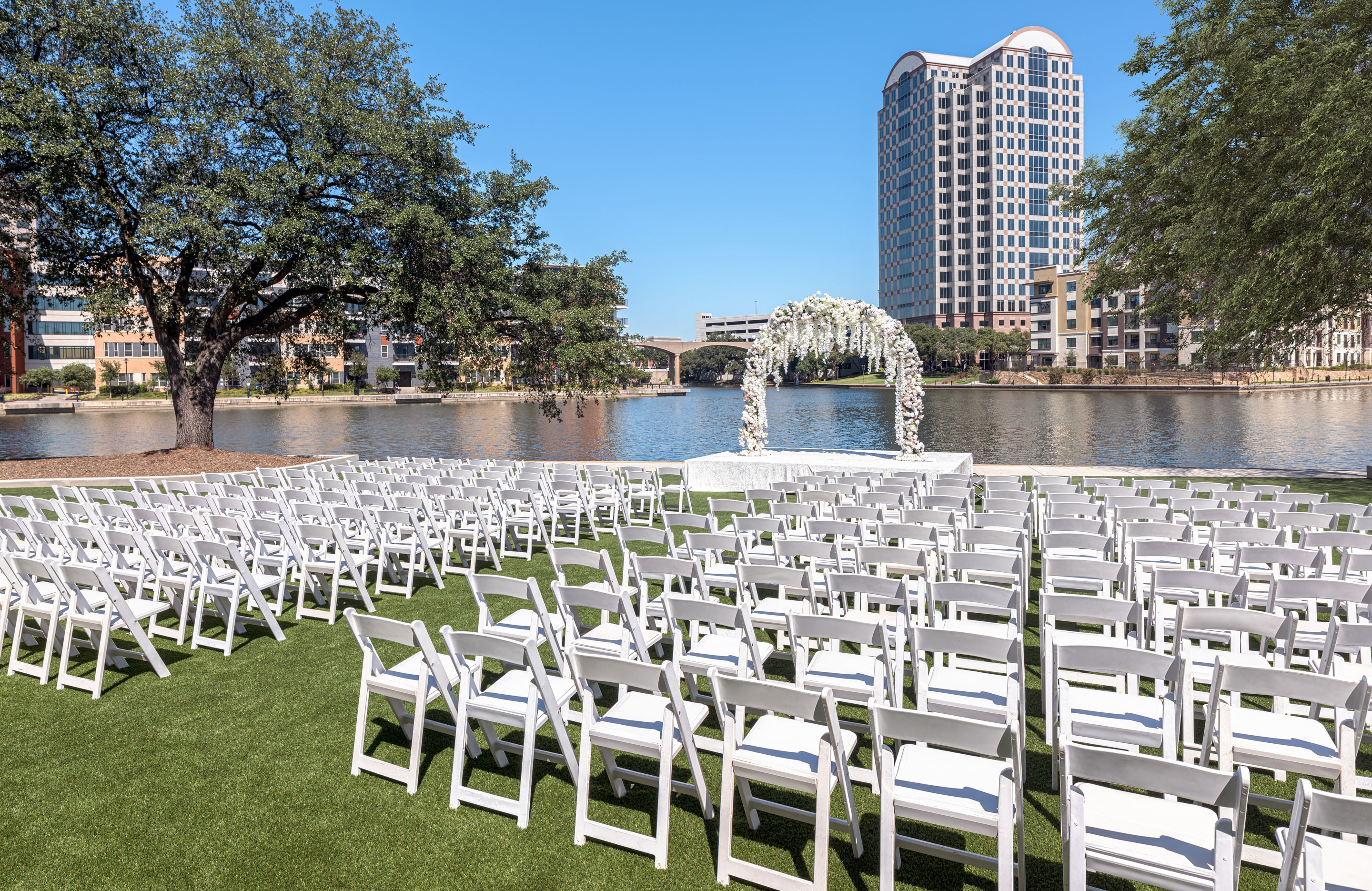 Outdoor wedding at Omni Las Colinas.
