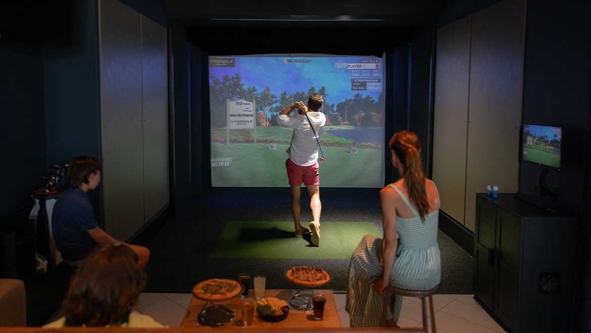 Indoor golf simulator