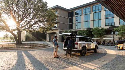 People arriving at the hotel.