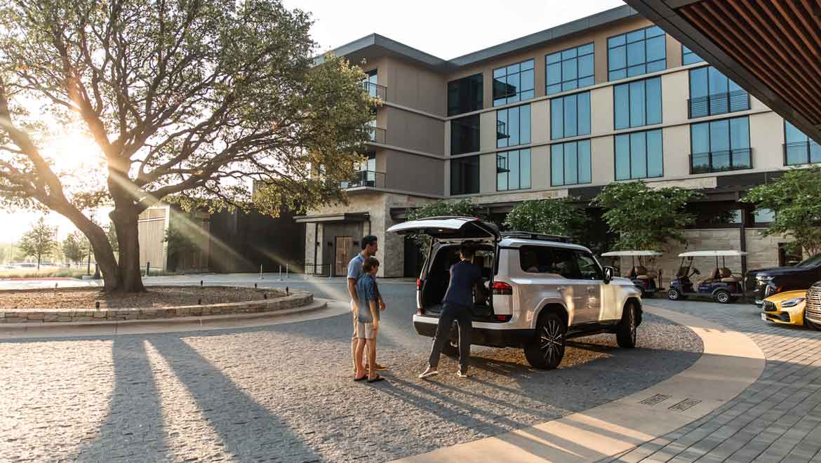 People arriving at the hotel.