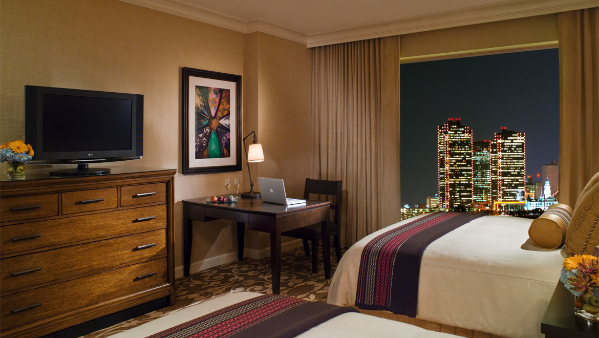 Fort Worth double bed guestroom with skyline view