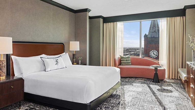 Guest suite with king bed