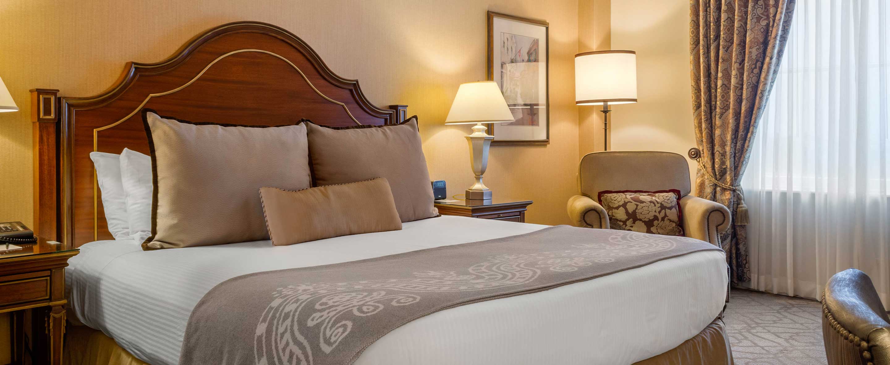 Guest room with king bed