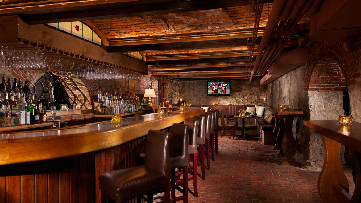 Cave bar, Mount Washington