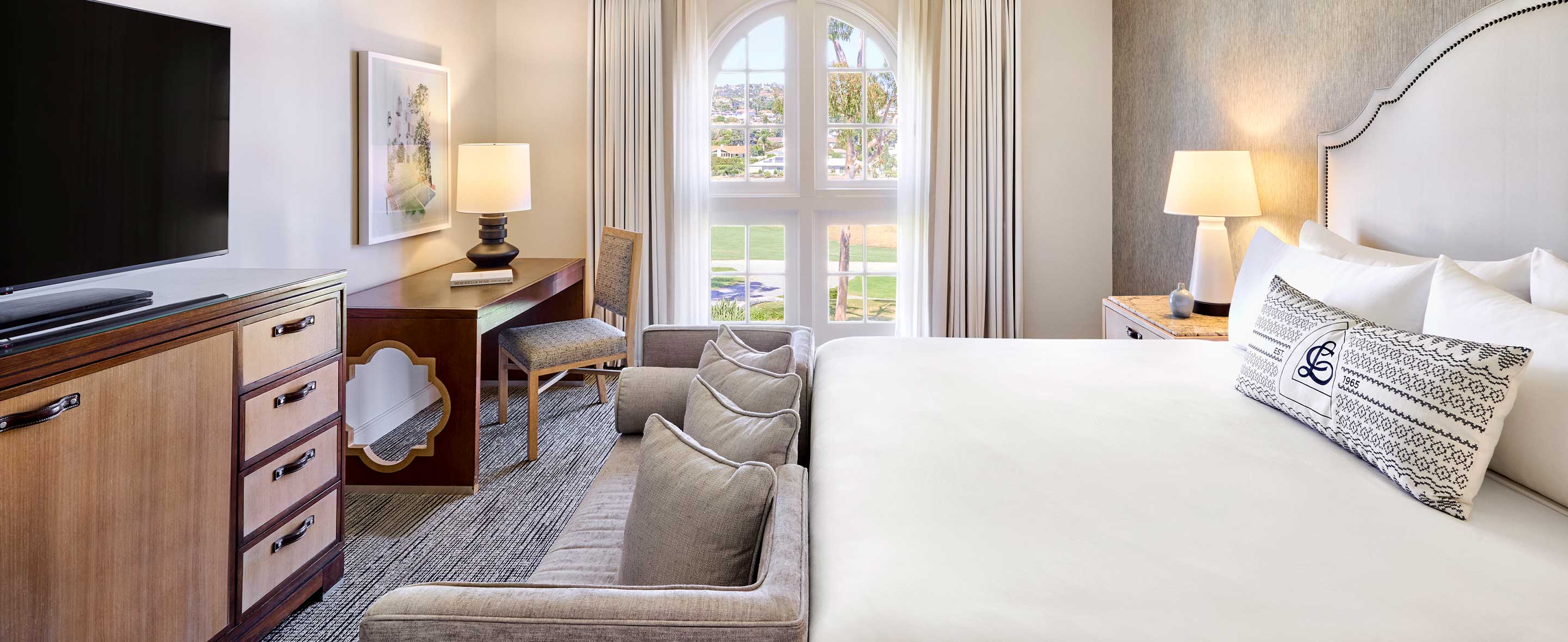 Guest room with king bed