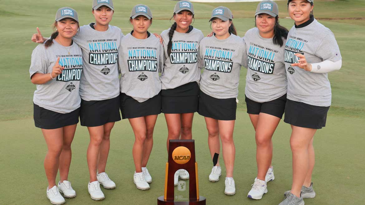 Lady golfers posing for picture.